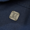 logo-embossing op borst