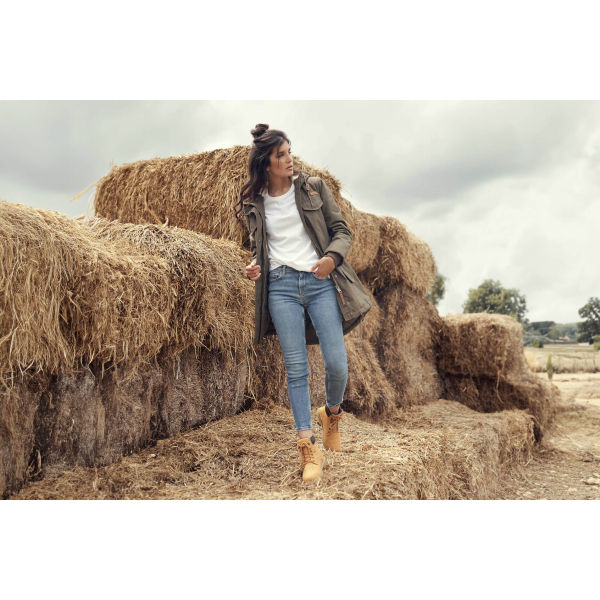 Model draagt kleur olijfgroen