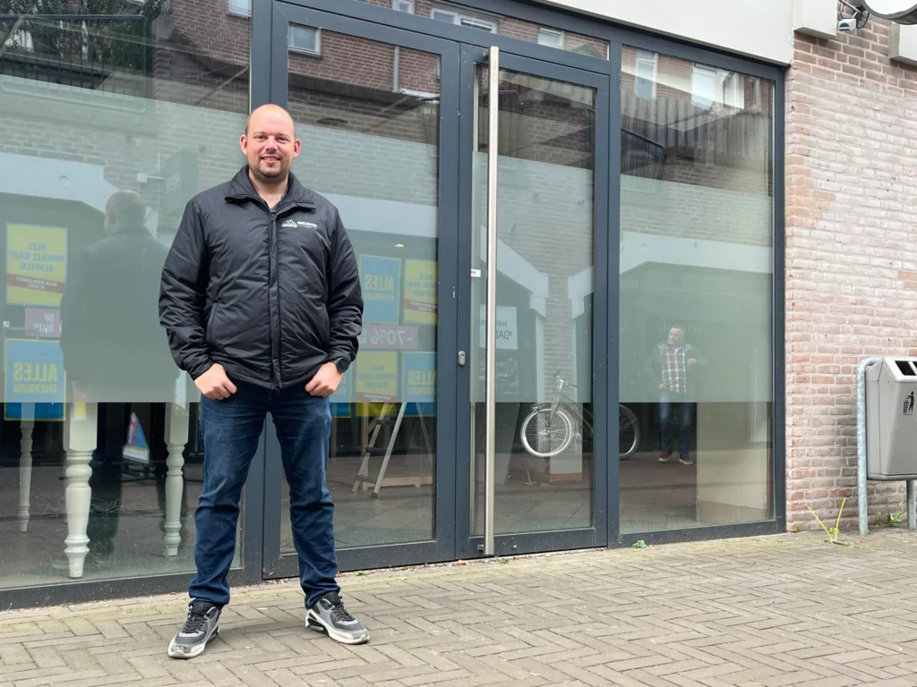 Dennis Eikelboom voor zijn nieuwe winkel