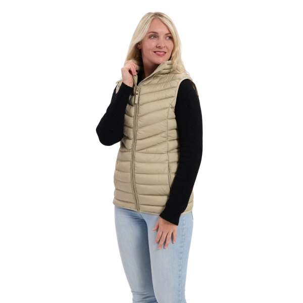 Model met Bodywarmer Soof zand