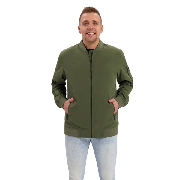 Model met bomberjack Zias groen