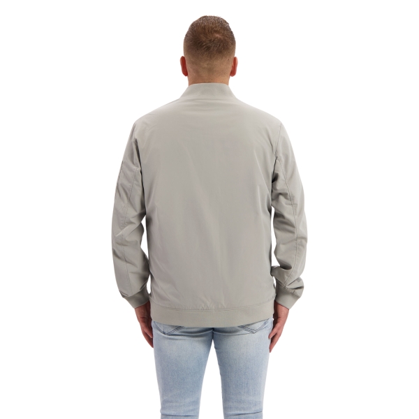 Model met bomberjack Zias zand
