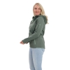Model met fleece vest Yuna groen