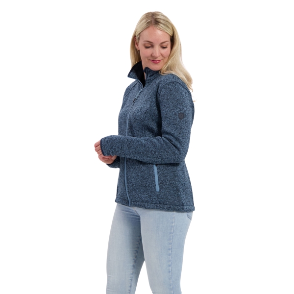 Model met gebreid vest Juul blauw