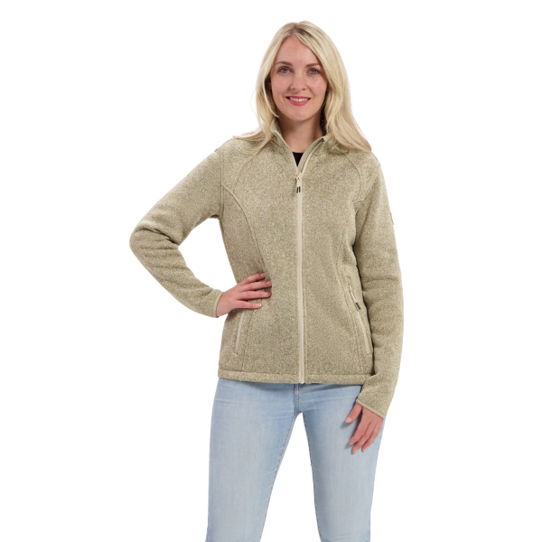 Model met gebreid vest Juul zand