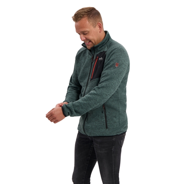 Model met gebreid vest Levi groen