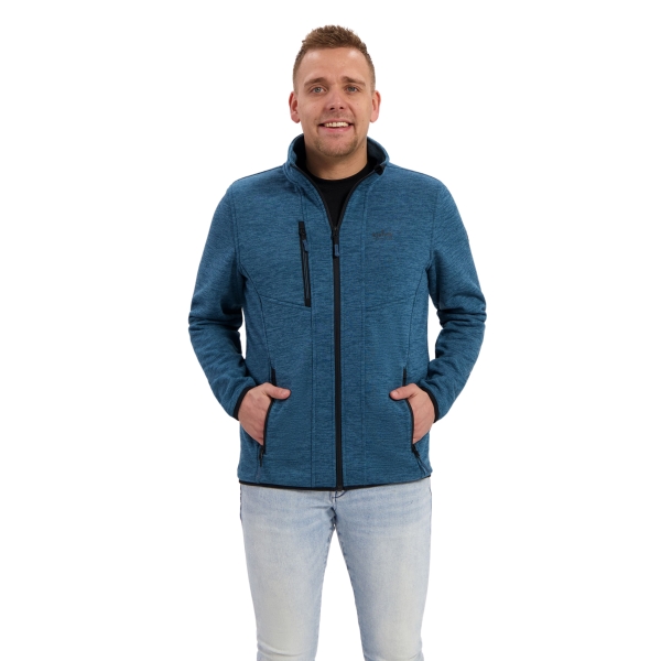 Model met gebreid vest Uri blauw
