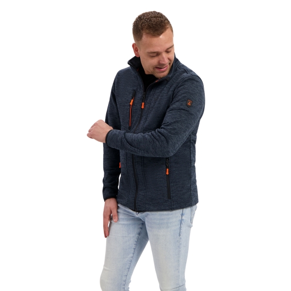 Model met gebreid vest Uri navy