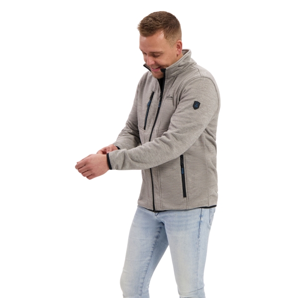 Model met gebreid vest Uri zand