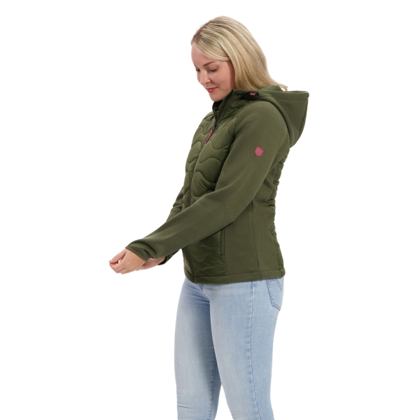 Model met gebreide jas Veda groen