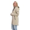 Model met lange softshell jas Faye zand