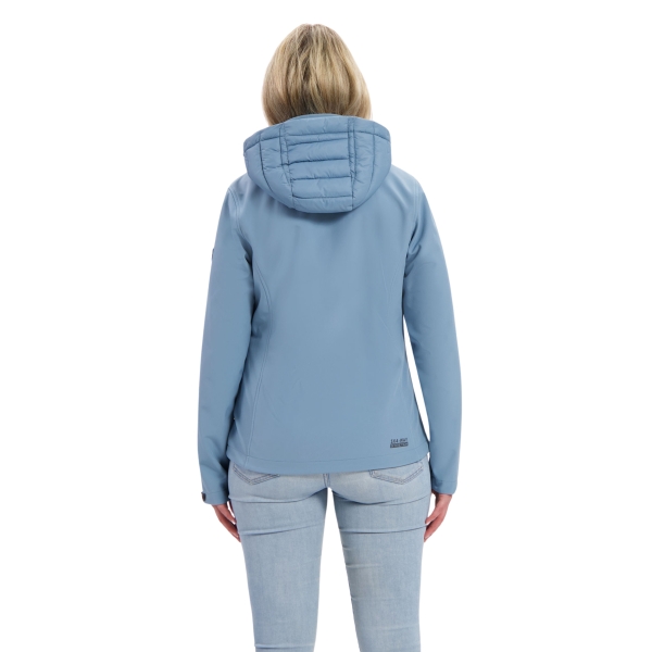Model met softshell jas Evi achterkant