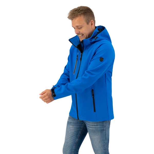 Model met softshell jas Kevan blauw