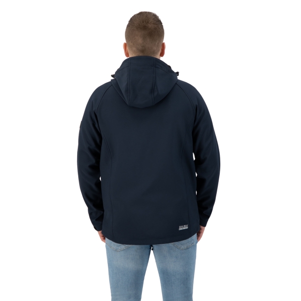 Model met softshell jas Kevan navy
