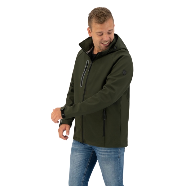Model met softshell jas Kevan olijf