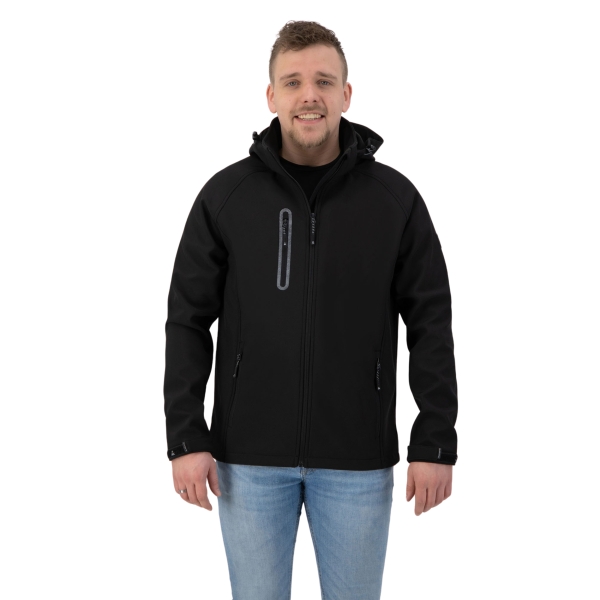 Model met softshell jas Kevan zwart