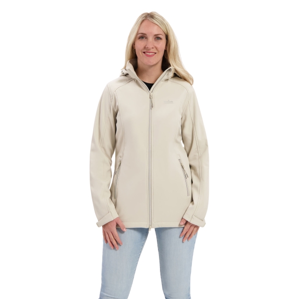 Model met softshell jas Kyra zand