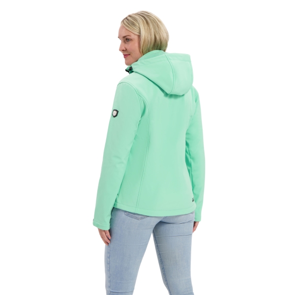 Model met softshell jas Leah turquoise