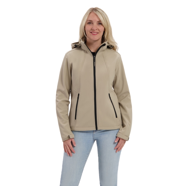 Model met softshell jas Leah zand