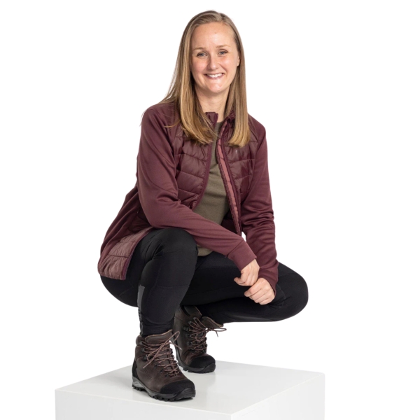 Model met Finnveden sportlegging gehurkt